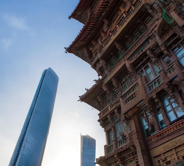 工程与文化的双塔 skyline，现代与传统的视觉语言与精神纽带